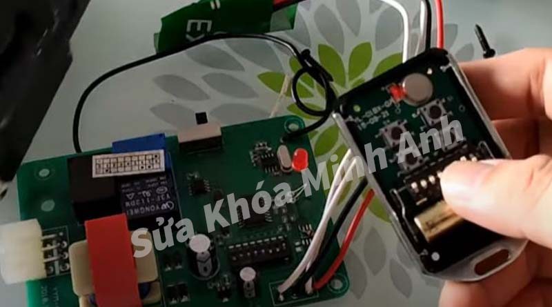 Mạch bên trong remote thật và giả tại Bắc Kạn